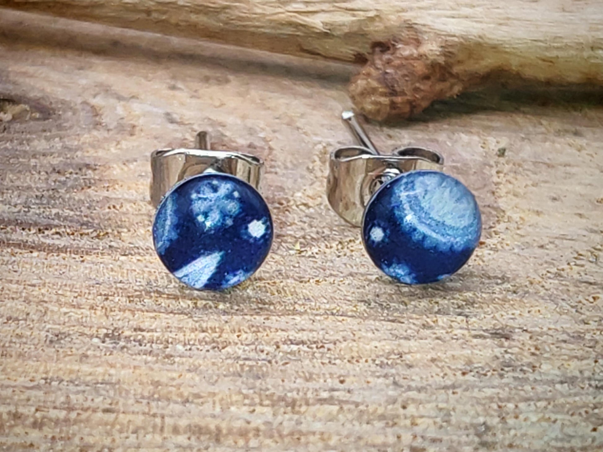 Clous d'oreille de 5mm de diamètre en résine sur imprimé, motif asymétrique, fait main