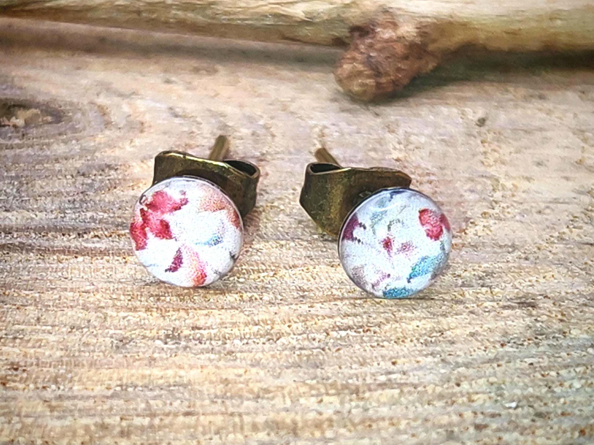 Clous d'oreille de 5mm de diamètre en résine sur imprimé, motif asymétrique, fait main