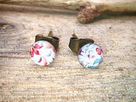 Clous d'oreille de 5mm de diamètre en résine sur imprimé, motif asymétrique, fait main