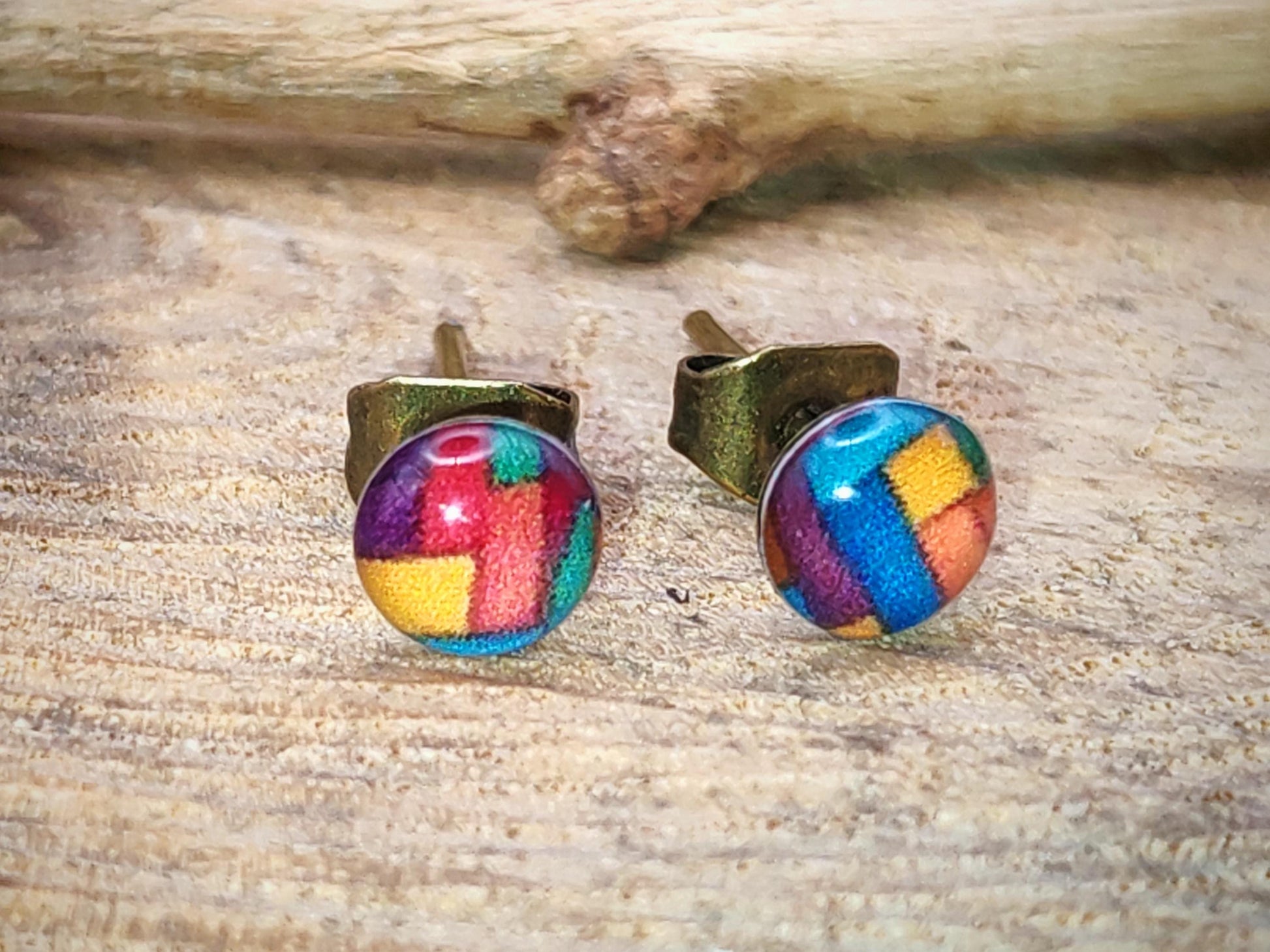 Clous d'oreille de 5mm de diamètre en résine sur imprimé, motif asymétrique, fait main