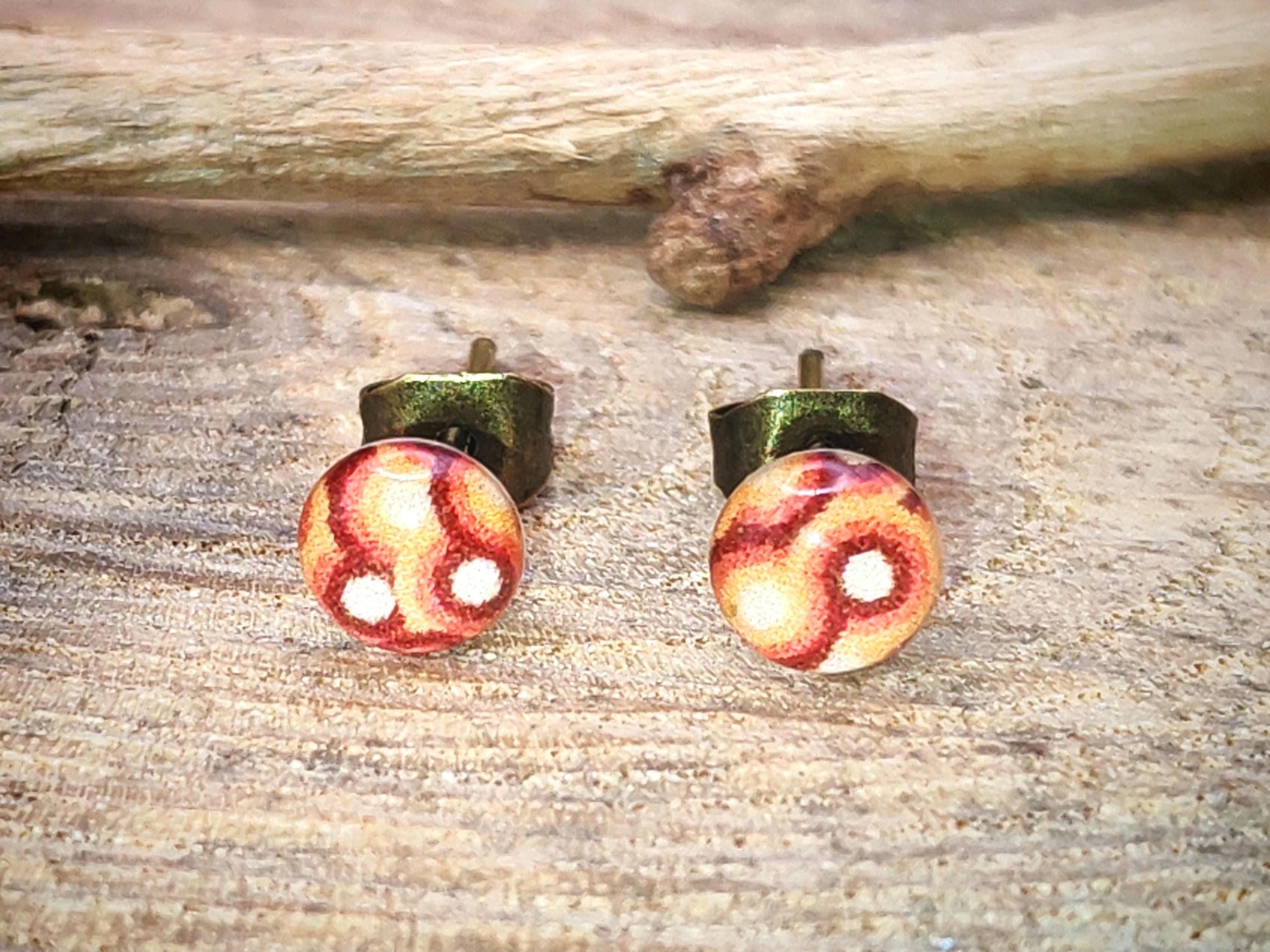 Clous d'oreille de 5mm de diamètre en résine sur imprimé, motif asymétrique, fait main