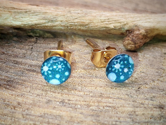 Clous d'oreille de 5mm de diamètre en résine sur imprimé, motif asymétrique, fait main