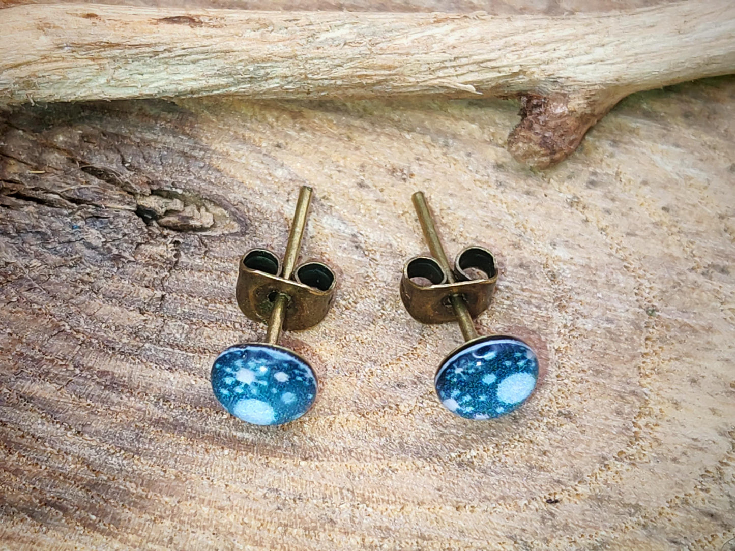 Clous d'oreille de 5mm de diamètre en résine sur imprimé, motif asymétrique, fait main