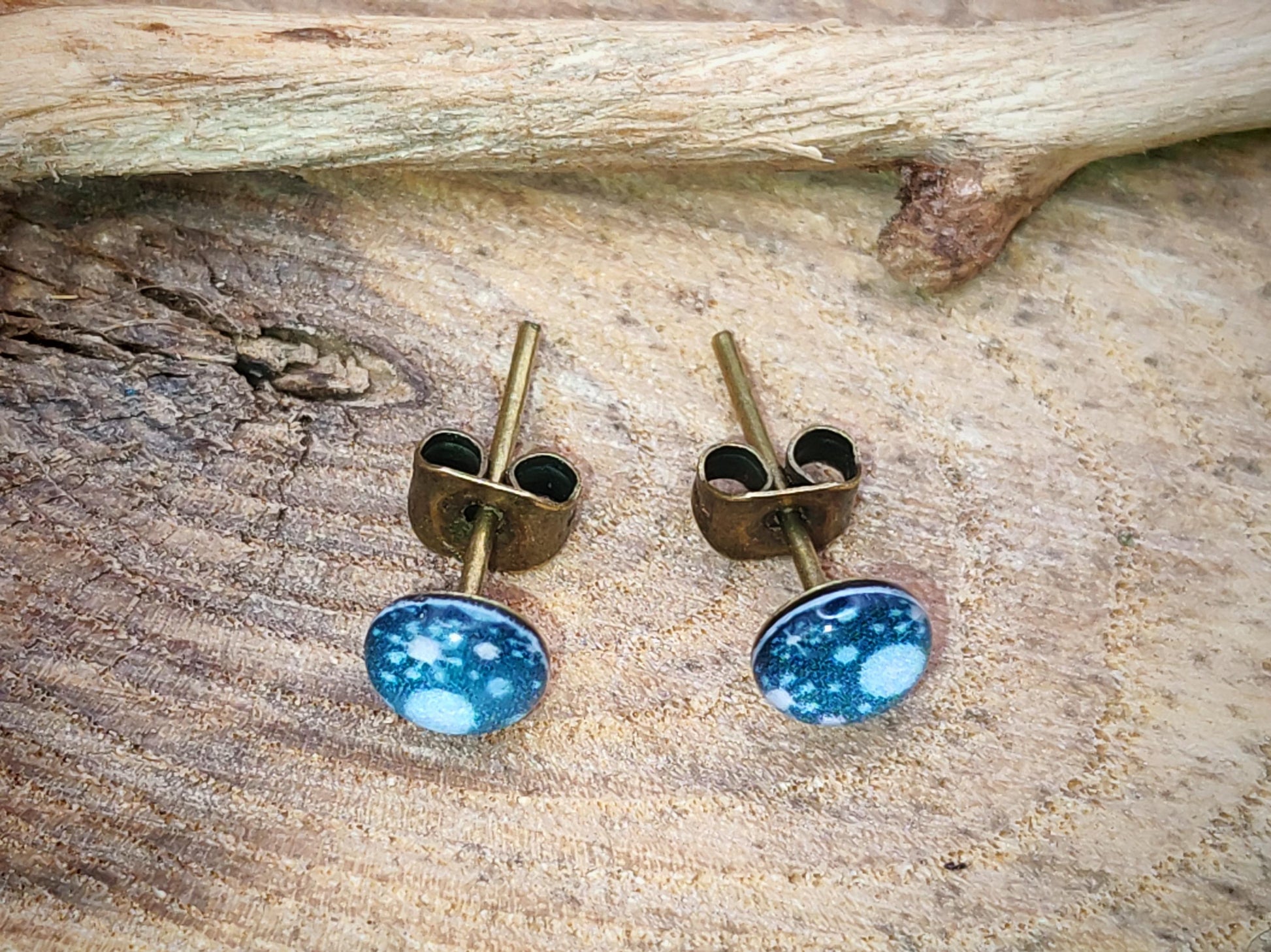 Clous d'oreille de 5mm de diamètre en résine sur imprimé, motif asymétrique, fait main