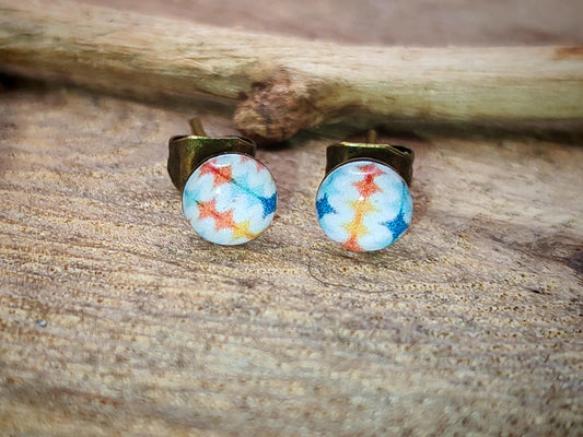 Clous d'oreille de 5mm de diamètre en résine sur imprimé, motif asymétrique, fait main