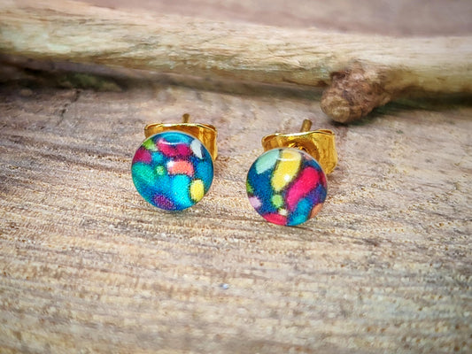 Clous d'oreille de 5mm de diamètre en résine sur imprimé, motif asymétrique, fait main