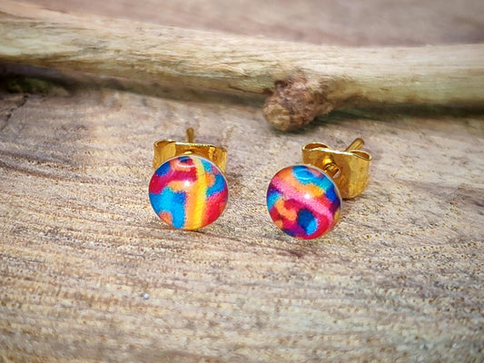 Clous d'oreille de 5mm de diamètre en résine sur imprimé, motif asymétrique, fait main