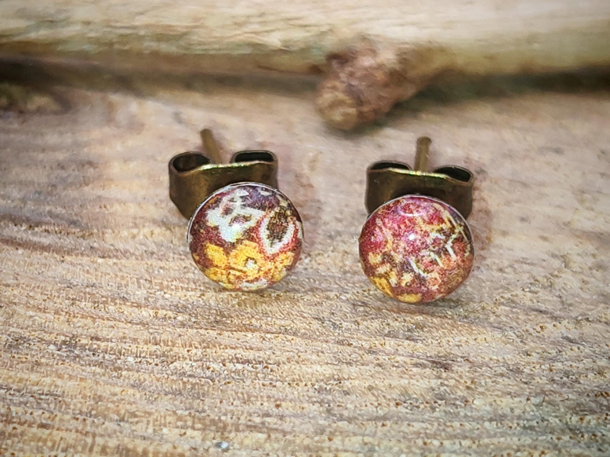 Clous d'oreille de 5mm de diamètre en résine sur imprimé, motif asymétrique, fait main