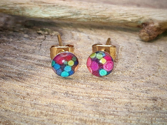 Clous d'oreille de 5mm de diamètre en résine sur imprimé, motif asymétrique, fait main