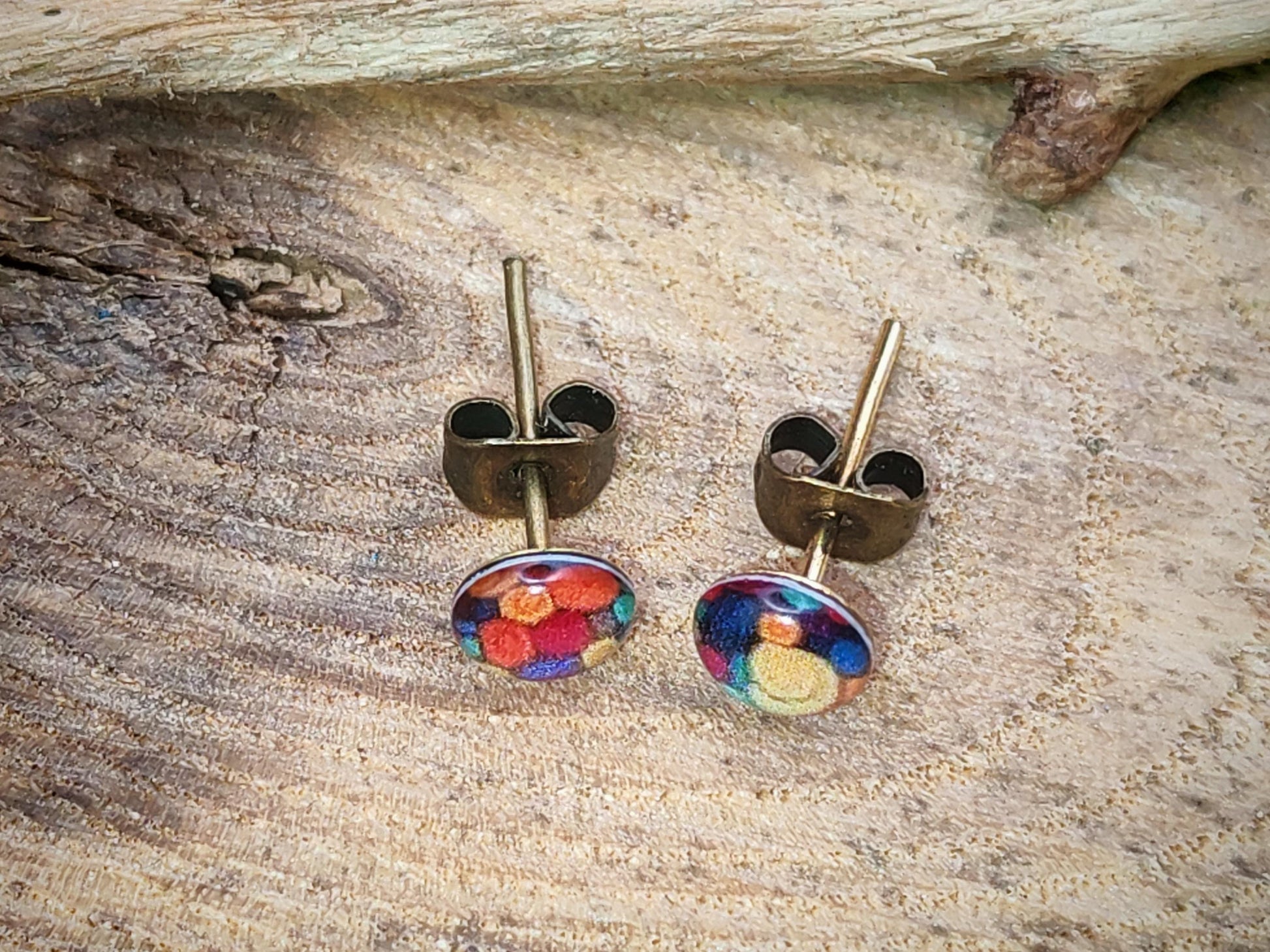 Clous d'oreille de 5mm de diamètre en résine sur imprimé, motif asymétrique, fait main