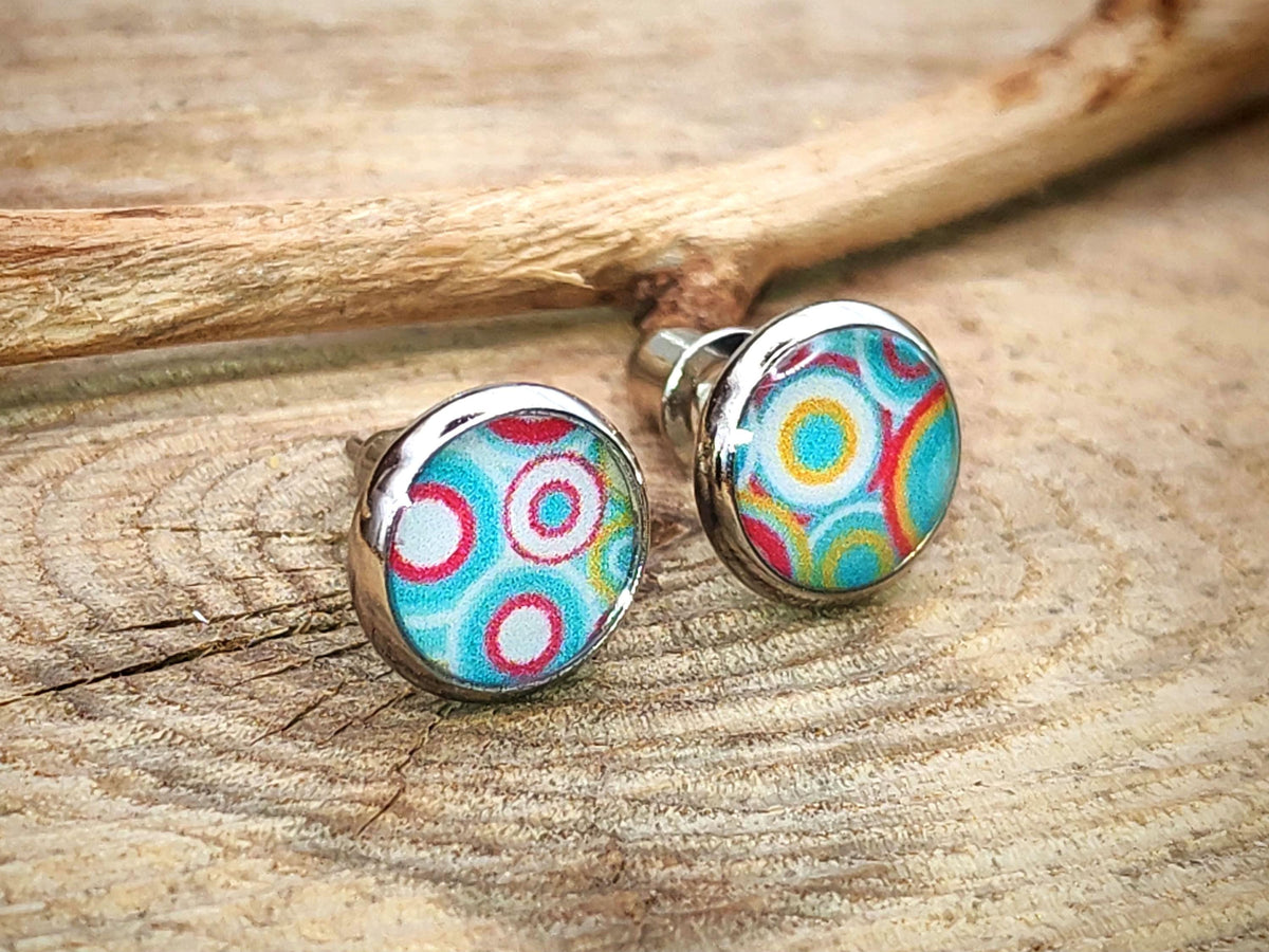 Clous d'oreille, acier inoxydable, cabochon de 8mm de diamètre en résine sur imprimé cercles, motif asymétrique, fait main