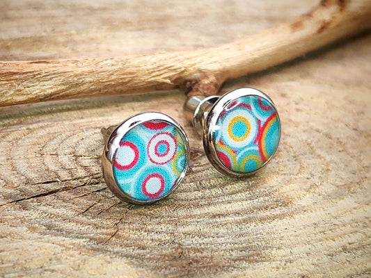 Clous d'oreille, acier inoxydable, cabochon de 8mm de diamètre en résine sur imprimé cercles, motif asymétrique, fait main