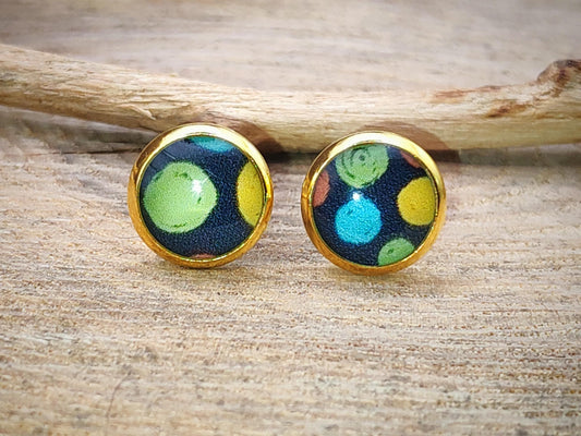 Clous d'oreille, acier inoxydable, cabochon de 8mm de diamètre en résine sur imprimé tâches rondes, motif asymétrique, fait main