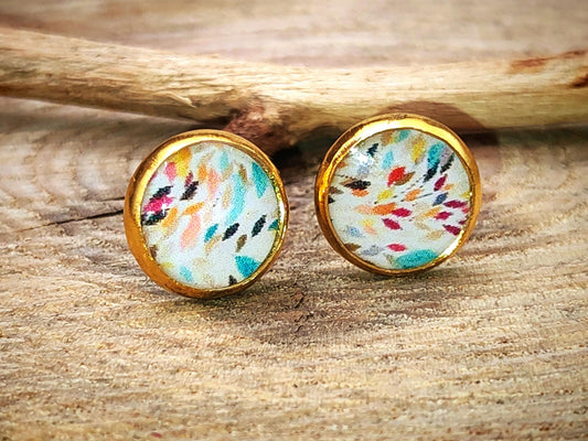 Clous d'oreille, acier inoxydable, cabochon de 8mm de diamètre en résine sur imprimé, motif asymétrique, fait main