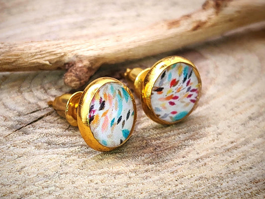 Clous d'oreille, acier inoxydable, cabochon de 8mm de diamètre en résine sur imprimé, motif asymétrique, fait main