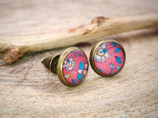 Clous d'oreille, cabochon de 8mm de diamètre en résine sur imprimé, motif asymétrique, fait main