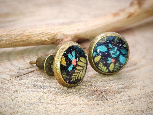 Clous d'oreille, cabochon de 8mm de diamètre en résine sur imprimé feuillage, motif asymétrique, fait main
