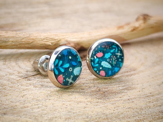 Clous d'oreille, cabochon de 8mm de diamètre en résine sur imprimé feuillage, motif asymétrique, fait main