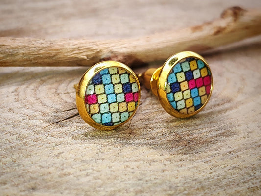 Clous d'oreille, acier inoxydable, cabochon de 8mm de diamètre en résine sur imprimé, motif asymétrique, fait main