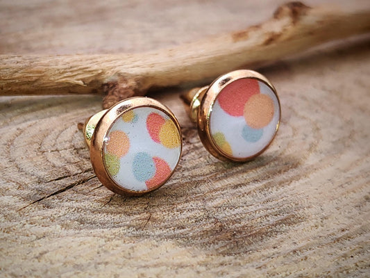 Clous d'oreille, acier inoxydable, cabochon de 8mm de diamètre en résine sur imprimé, motif asymétrique, fait main
