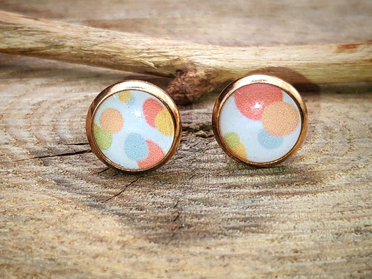 Clous d'oreille, acier inoxydable, cabochon de 8mm de diamètre en résine sur imprimé, motif asymétrique, fait main