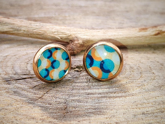 Clous d'oreille, acier inoxydable, cabochon de 8mm de diamètre en résine sur imprimé, motif asymétrique, fait main