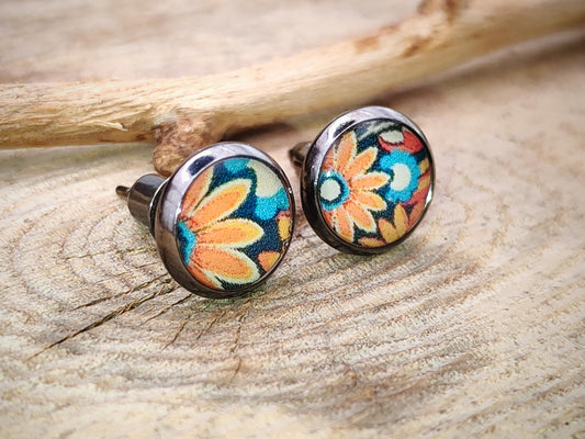 Clous d'oreille, laiton couleur bronze, cabochon de 8mm de diamètre en résine sur imprimé, motif asymétrique, fait main
