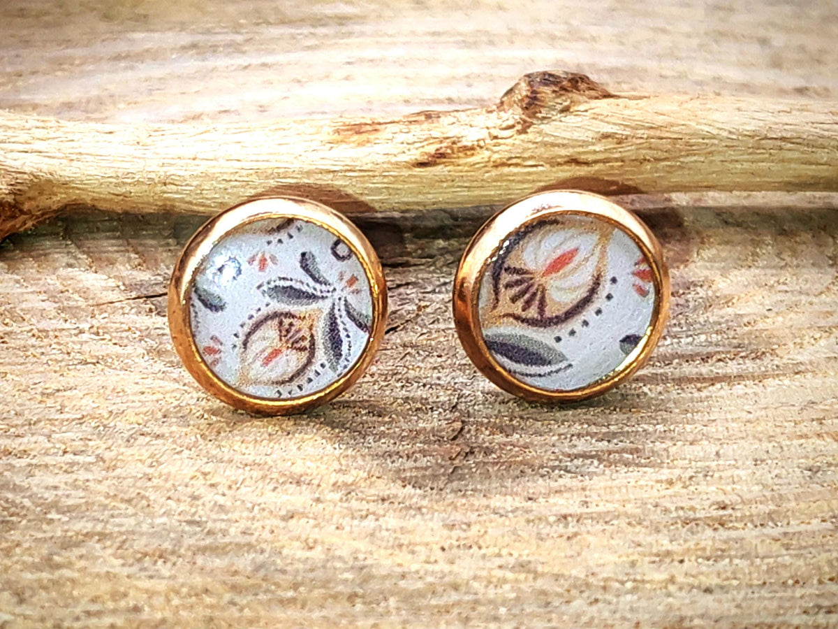 Clous d'oreille, acier inoxydable, cabochon de 8mm de diamètre en résine sur imprimé, motif asymétrique, fait main