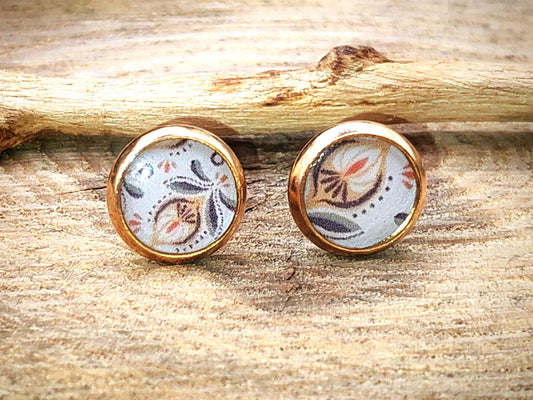 Clous d'oreille, acier inoxydable, cabochon de 8mm de diamètre en résine sur imprimé, motif asymétrique, fait main