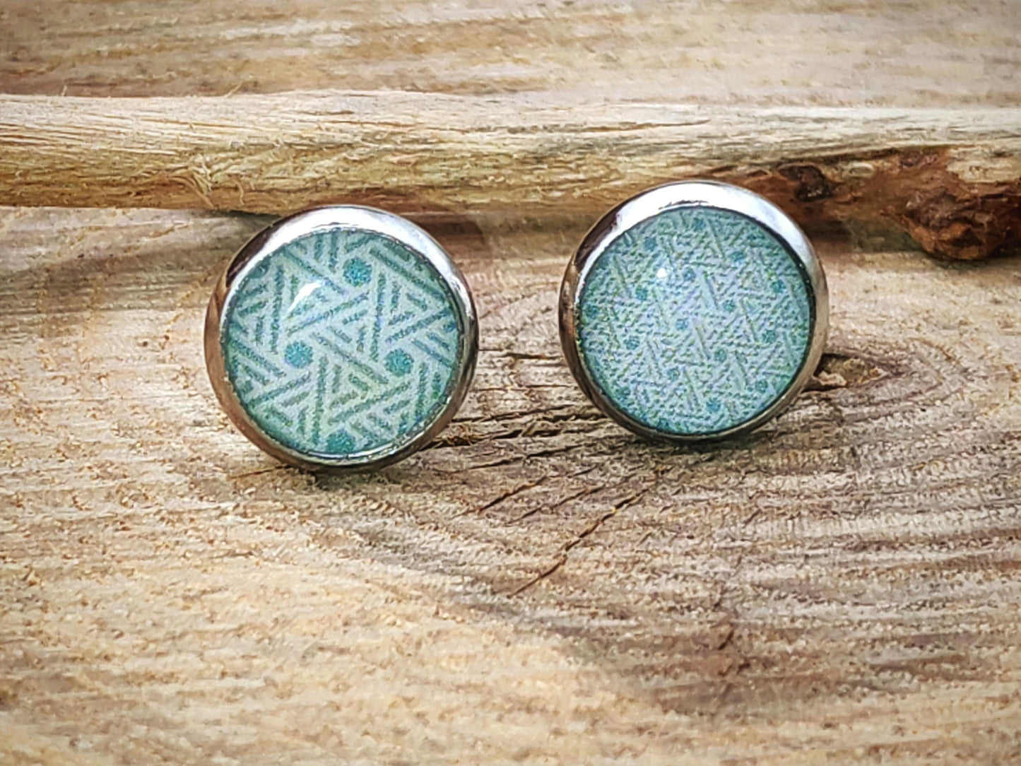 Clous d'oreille, acier inoxydable, cabochon de 8mm de diamètre en résine sur imprimé, motif asymétrique, fait main