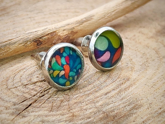 Clous d'oreille, acier inoxydable, cabochon de 8mm de diamètre en résine sur imprimé, motif asymétrique, fait main