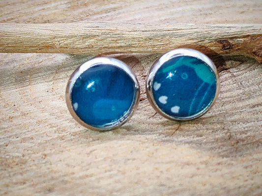 Clous d'oreille, acier inoxydable, cabochon de 8mm de diamètre en résine sur imprimé, motif asymétrique, fait main