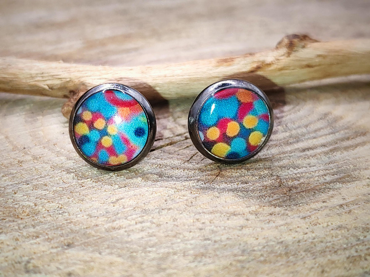Clous d'oreille, acier inoxydable, cabochon de 8mm de diamètre en résine sur imprimé, motif asymétrique, fait main