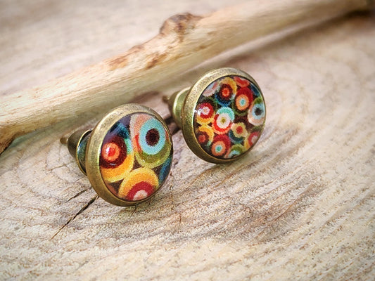 Clous d'oreille, acier inoxydable, cabochon de 8mm de diamètre en résine sur imprimé, motif asymétrique, fait main