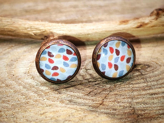 Clous d'oreille, acier inoxydable, cabochon de 8mm de diamètre en résine sur imprimé, motif asymétrique, fait main