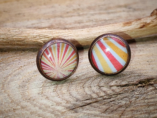 Clous d'oreille, acier inoxydable, cabochon de 8mm de diamètre en résine sur imprimé, motif asymétrique, fait main