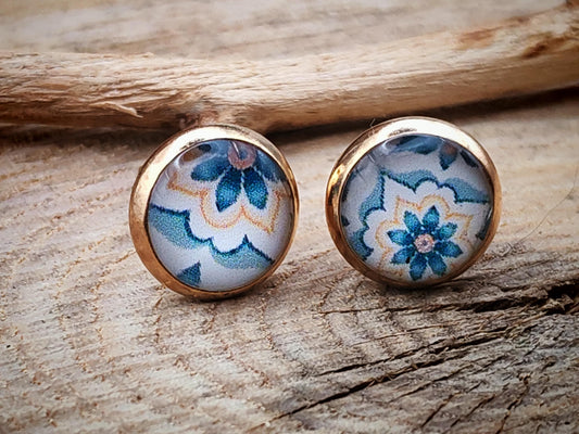 Clous d'oreille, acier inoxydable, cabochon de 8mm de diamètre en résine sur imprimé, fait main