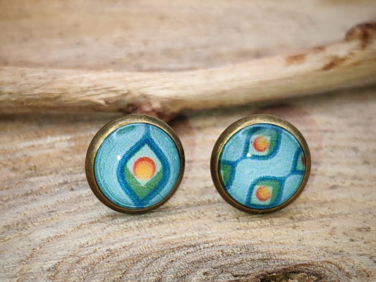 Clou d'oreille, cabochon de 8mm de diamètre en résine sur imprimé asymétrique, fait main