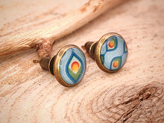 Clou d'oreille, cabochon de 8mm de diamètre en résine sur imprimé asymétrique, fait main