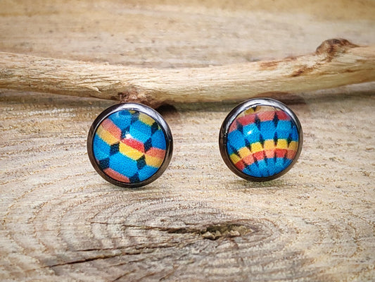Clou d'oreille, cabochon de 8mm de diamètre en résine sur imprimé asymétrique, fait main