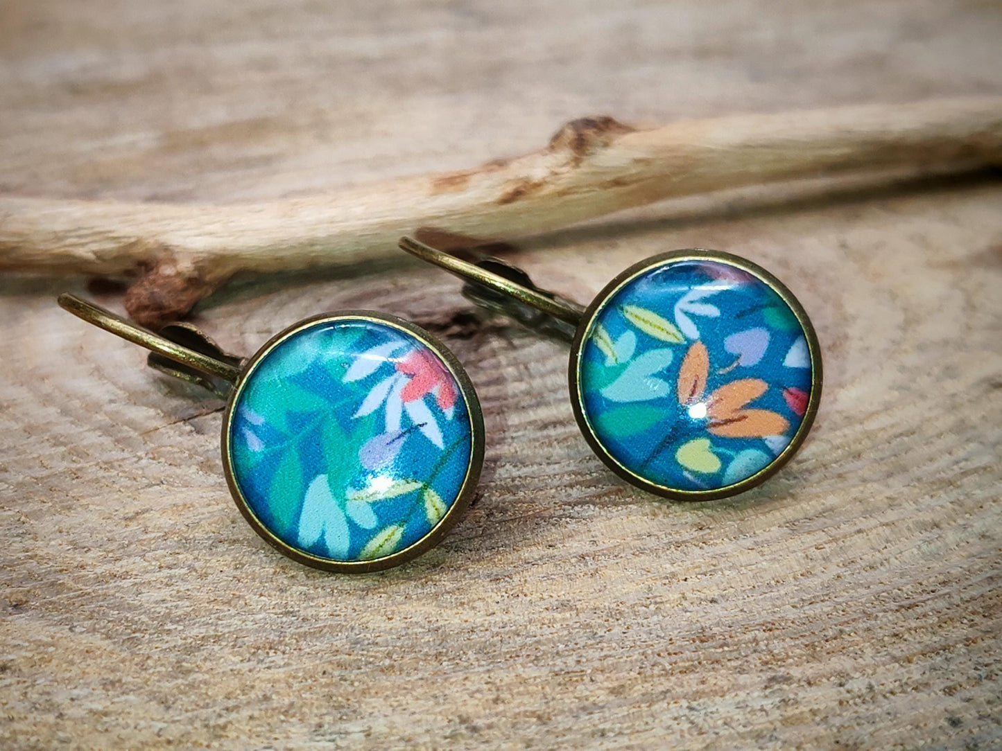 Boucles d'oreille de 12mm de diamètre en résine sur imprimé, motif asymétrique, fait main