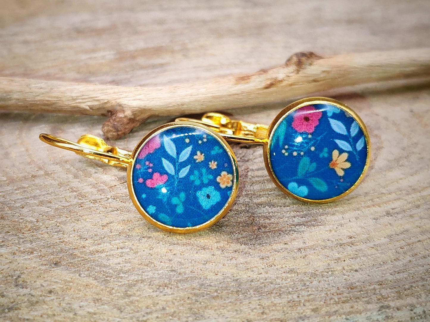 Boucles d'oreille de 12mm de diamètre en résine sur imprimé, motif asymétrique, fait main