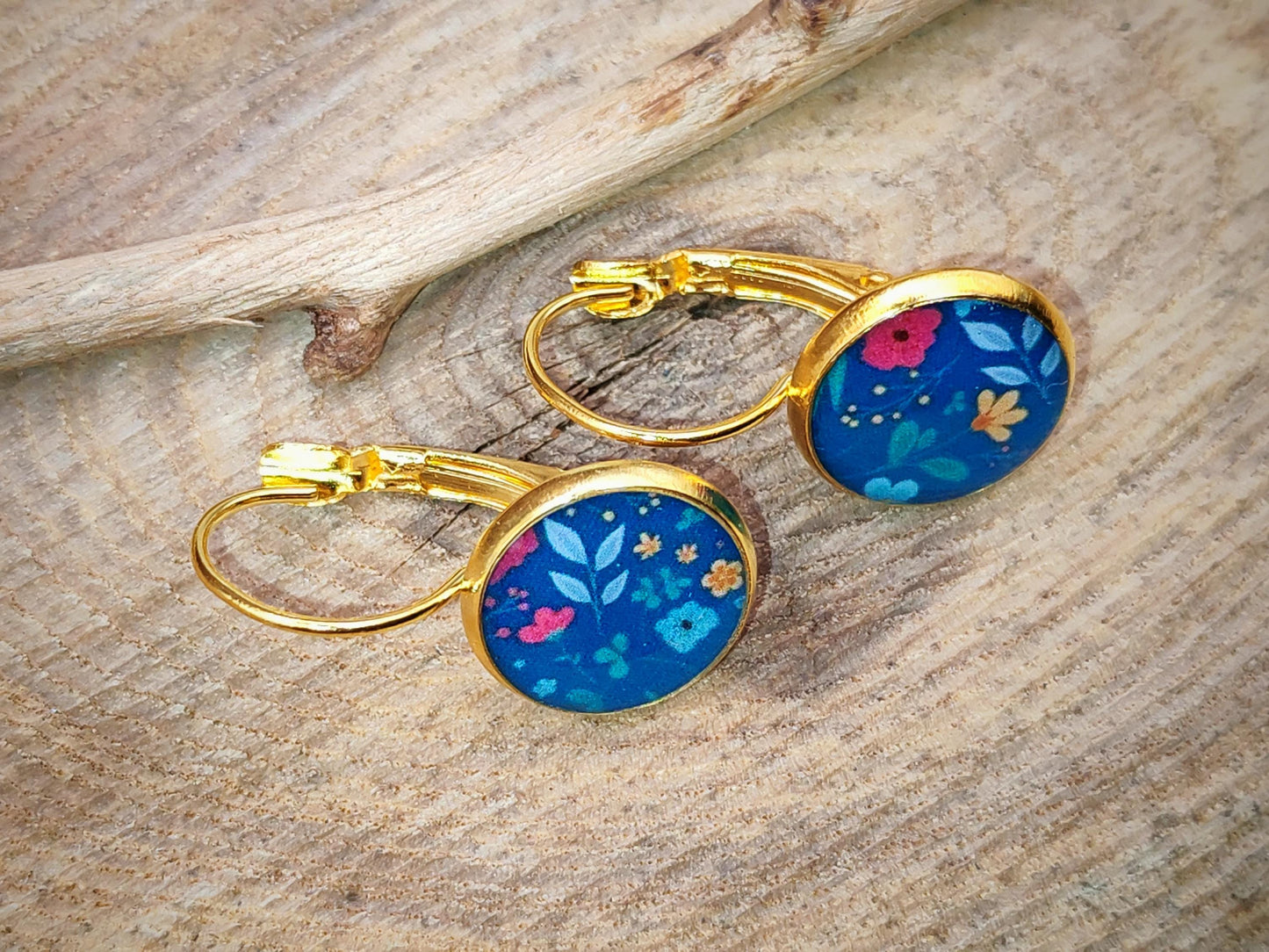 Boucles d'oreille de 12mm de diamètre en résine sur imprimé, motif asymétrique, fait main