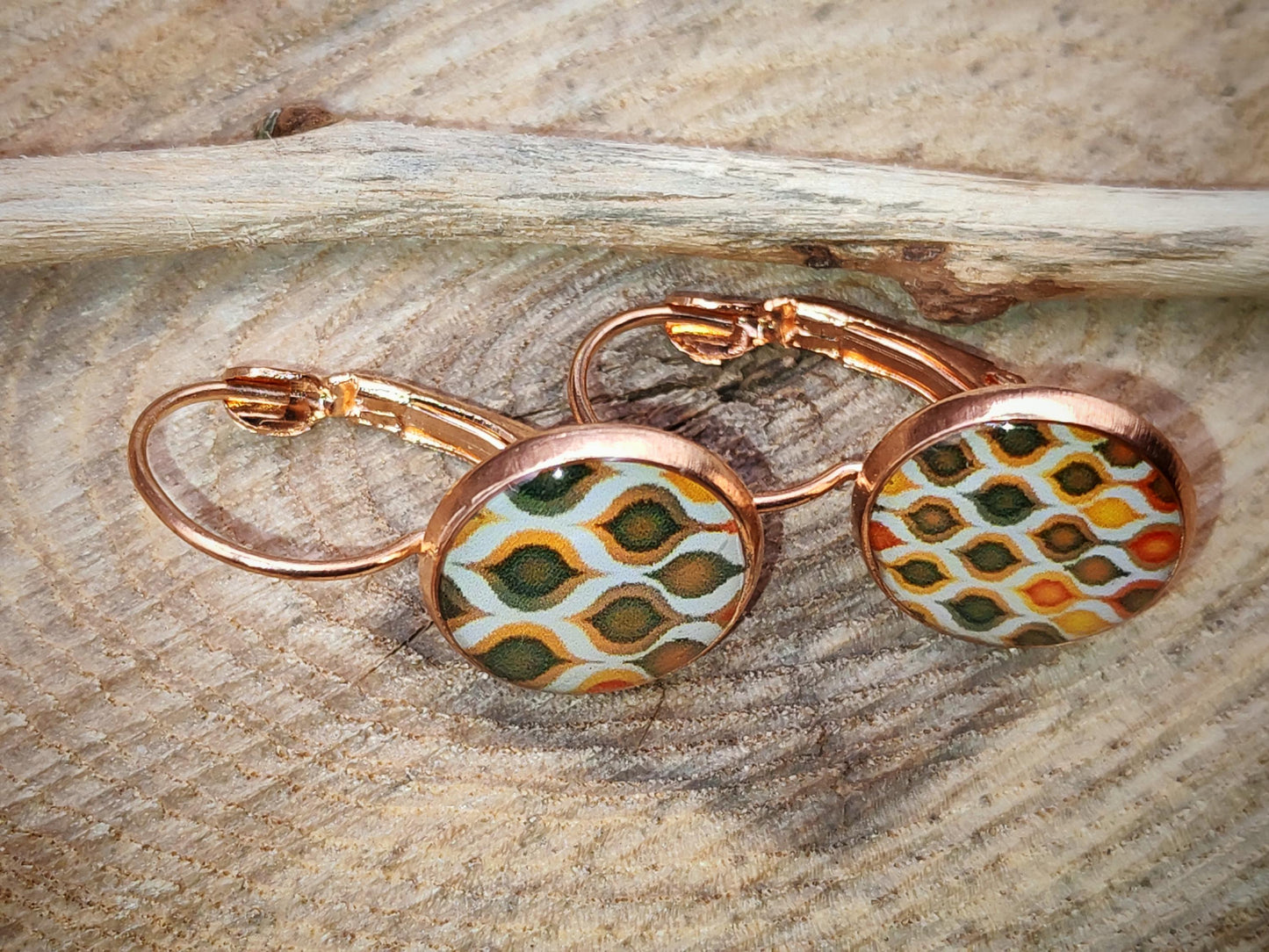 Boucles d'oreille de 12mm de diamètre en résine sur imprimé, motif asymétrique, fait main