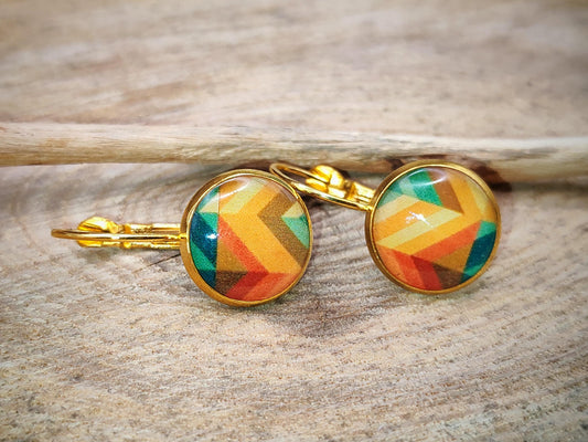 Boucles d'oreille de 12mm de diamètre en résine sur imprimé, motif asymétrique, fait main