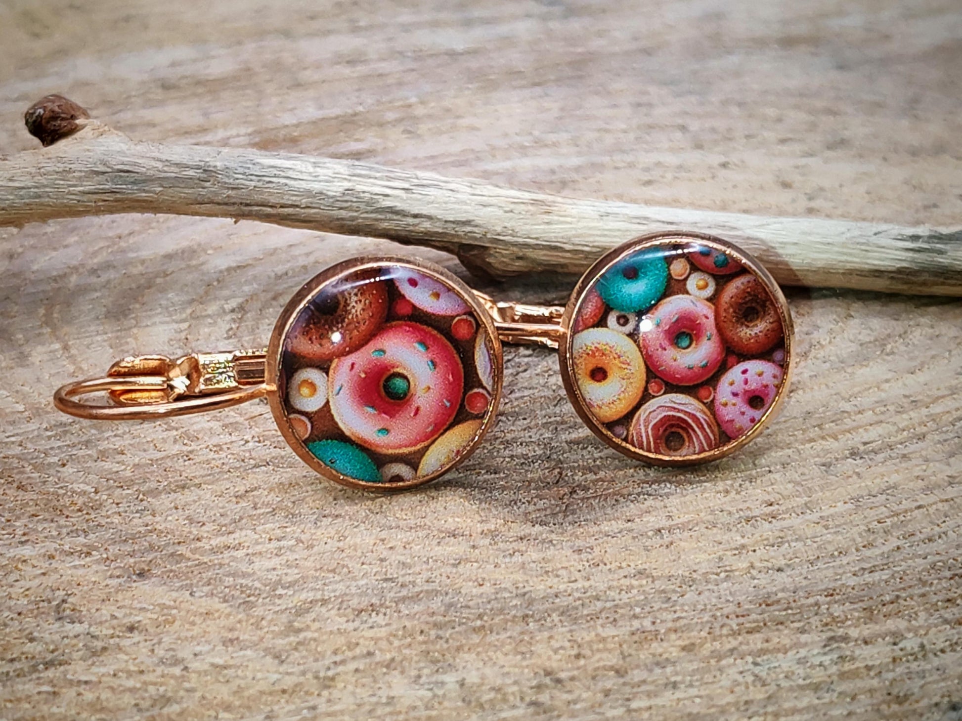 Boucles d'oreille de 12mm de diamètre en résine sur imprimé, motif asymétrique, fait main