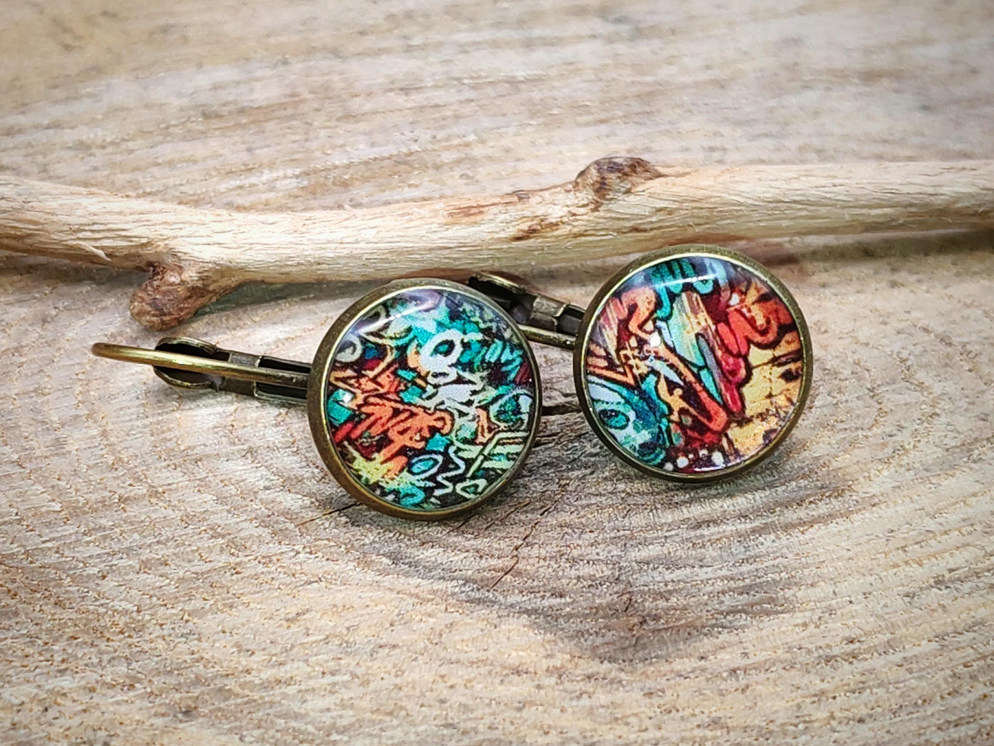 Boucles d'oreille de 12mm de diamètre en résine sur imprimé, motif asymétrique, fait main