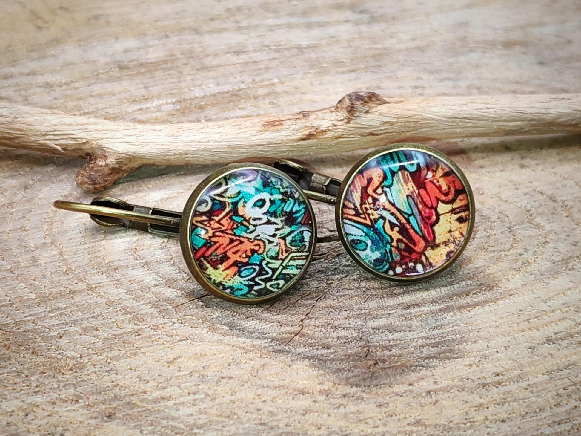 Boucles d'oreille de 12mm de diamètre en résine sur imprimé, motif asymétrique, fait main