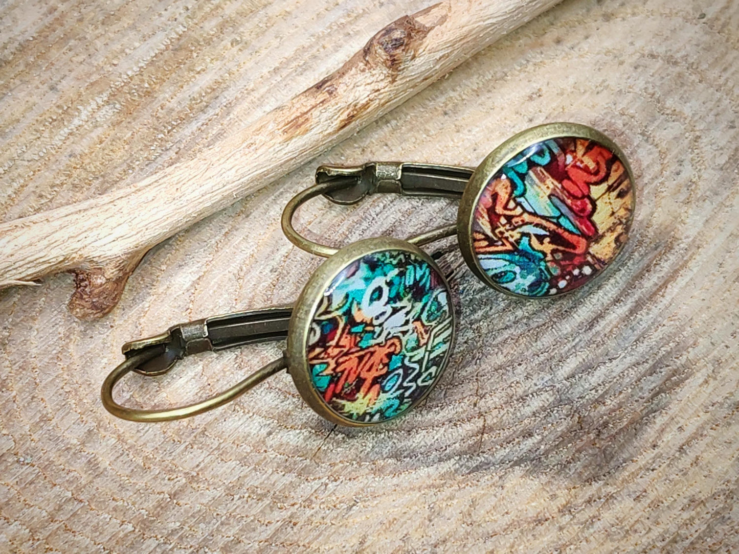 Boucles d'oreille de 12mm de diamètre en résine sur imprimé, motif asymétrique, fait main