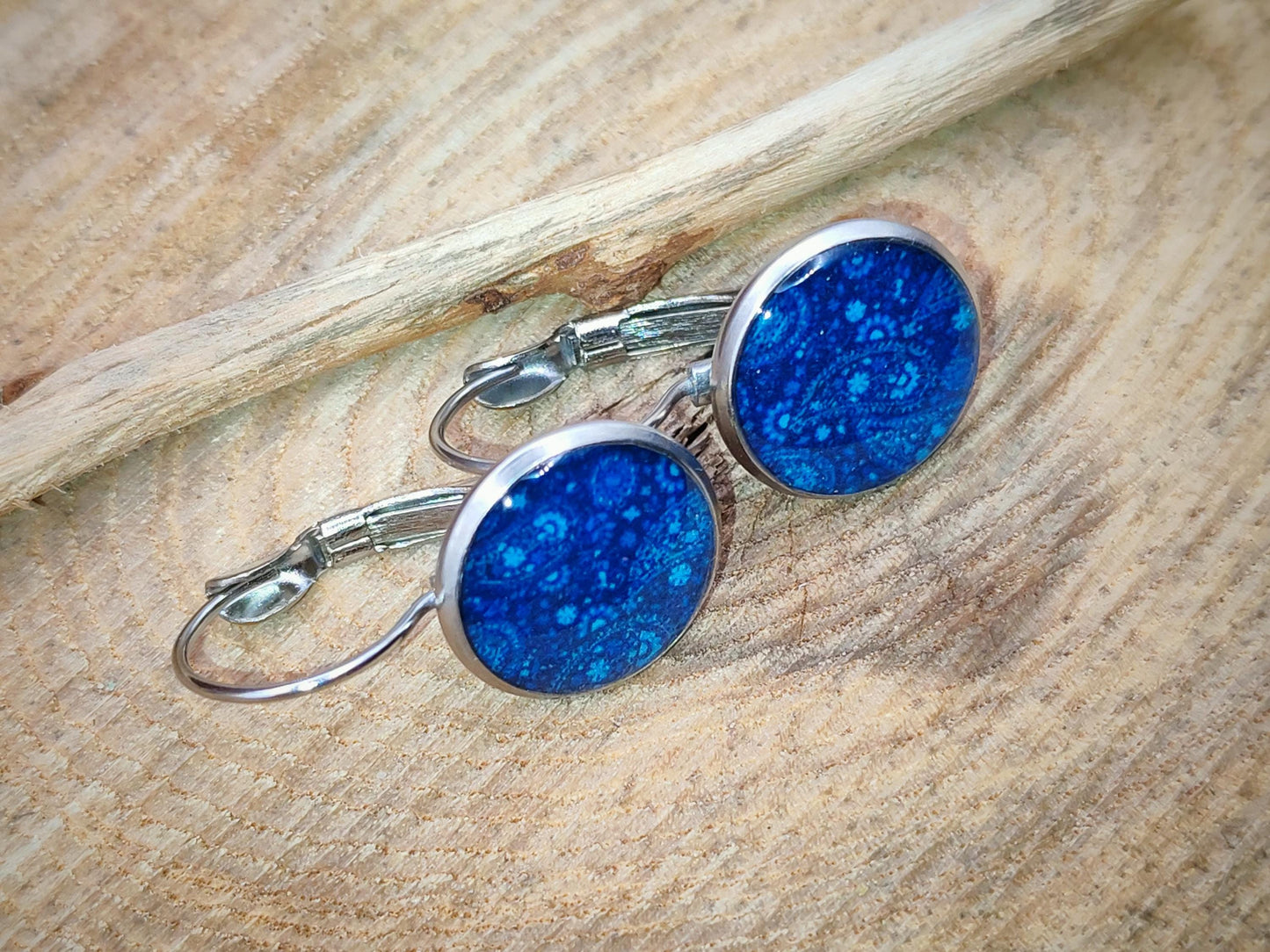 Boucles d'oreille de 12mm de diamètre en résine sur imprimé, motif asymétrique, fait main